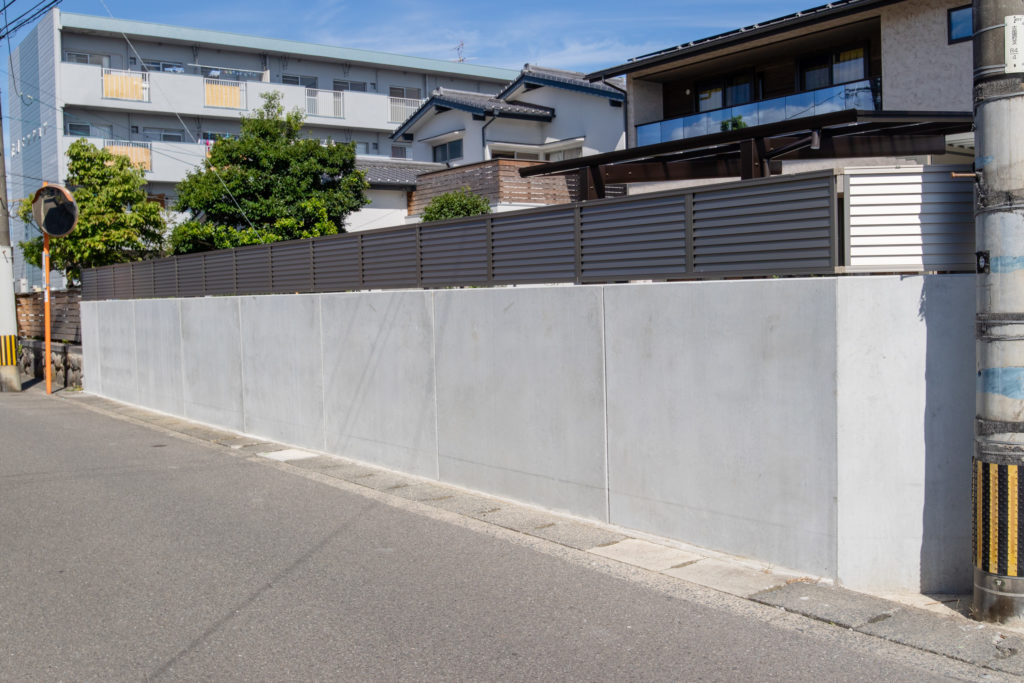 塀のねっことフェンスが組み合わされたお勧め仕様を道路から