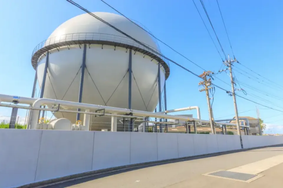 ガスプラントに設置された塀のねっこ