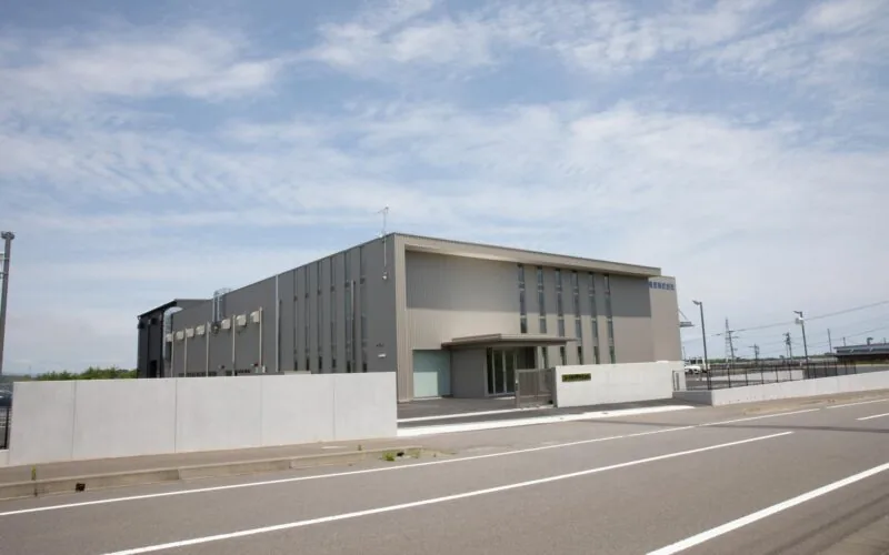 河野電気株式会社の工場外周に設置された塀のねっこ