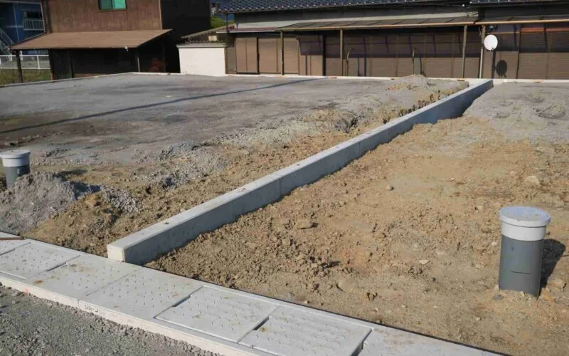 宅地造成地の外周に設置された塀のねっこ