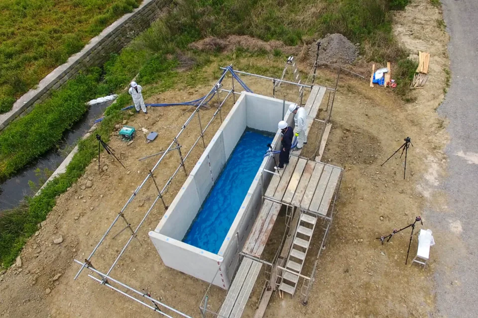 実大試験体に水を張った水守の止水試験