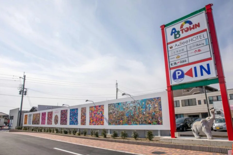 商業地の外周に設置された塀のねっこ