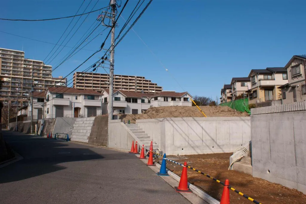 L型擁壁や積みブロックが使われた住宅造成地