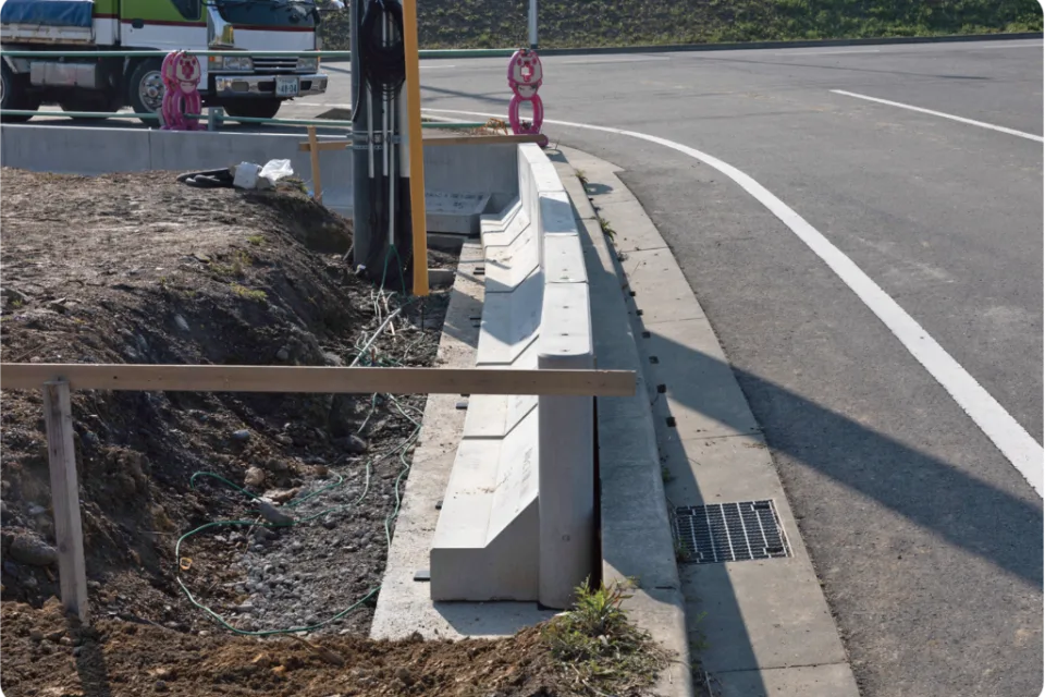 道路境界沿いに配置された土のねっこ