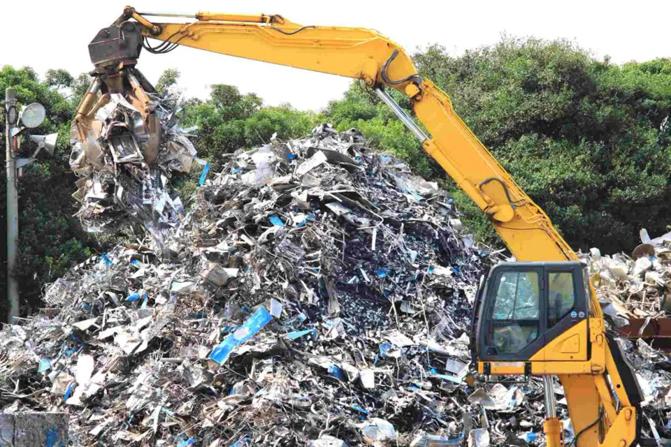 産業廃棄物処理事業のスクラップ置き場