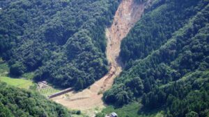 土砂災害レッドゾーンにも塀のねっこ　「土砂待受擁壁」「土砂待受塀」