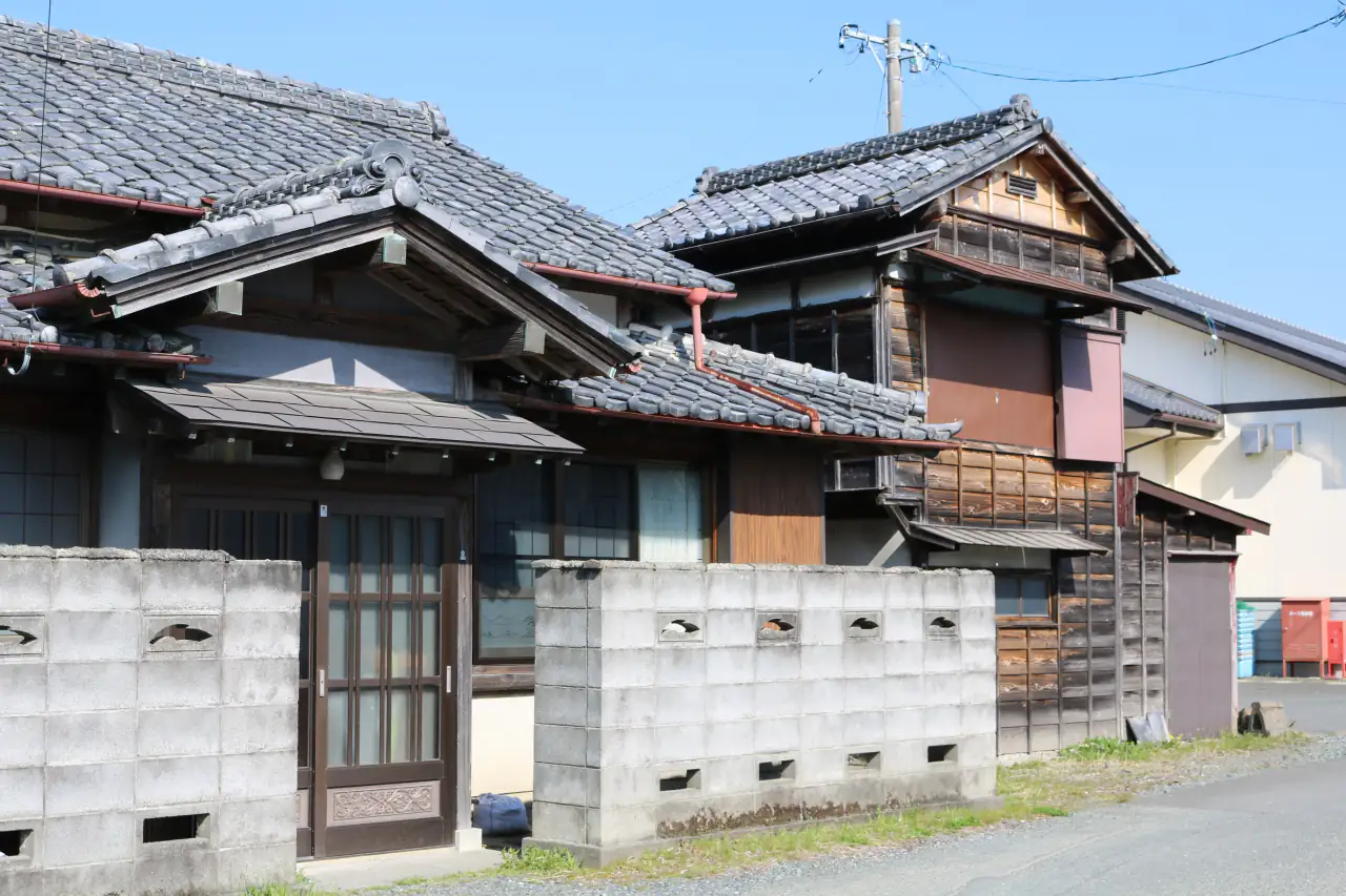 長年使われたブロック塀