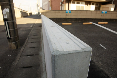 土地の境界を守る塀のねっこ