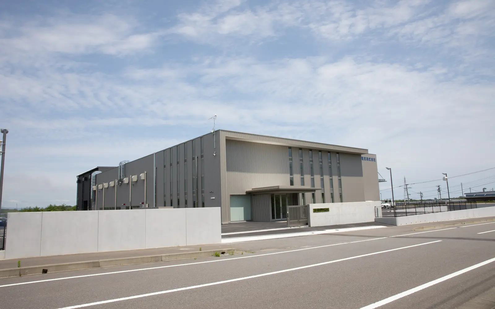 河野電気株式会社の工場外周に設置された塀のねっこ