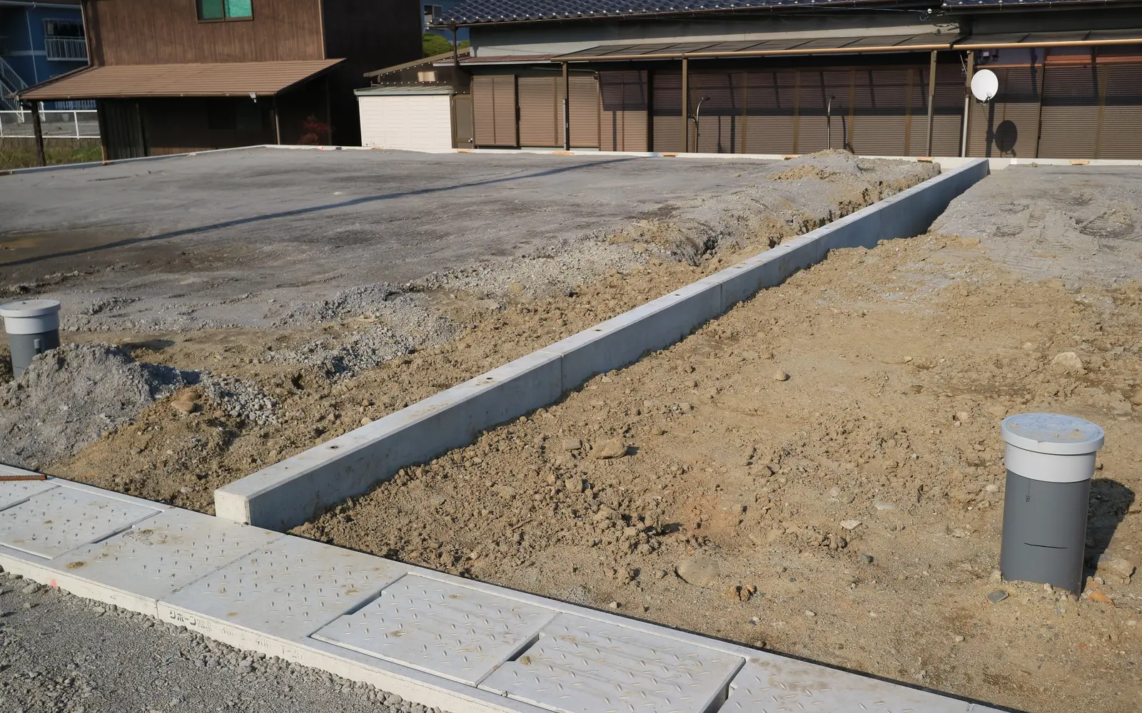 宅地造成地の外周に設置された塀のねっこ