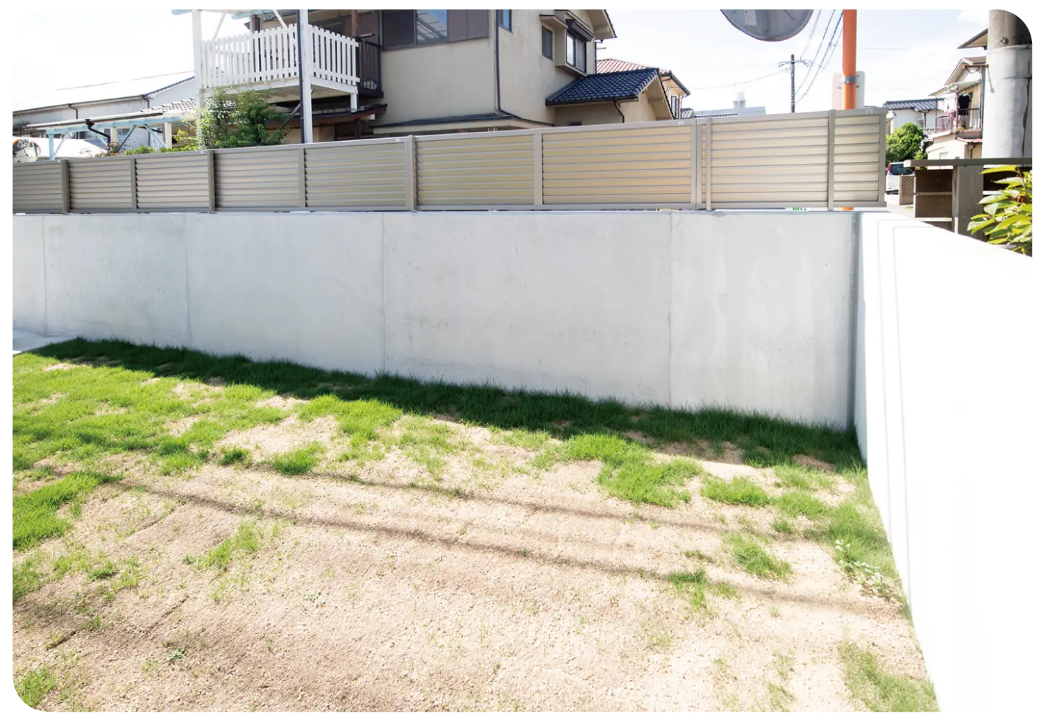 塀のねっこに囲まれた新築住宅の庭