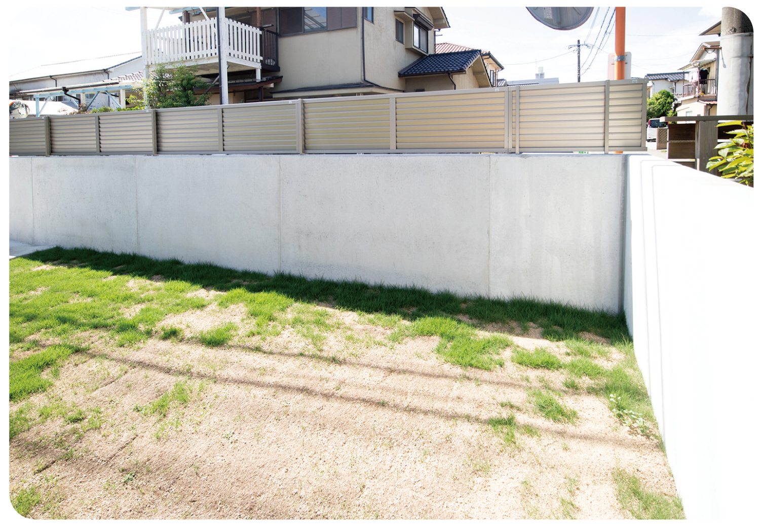 塀のねっこに囲まれた新築住宅の庭