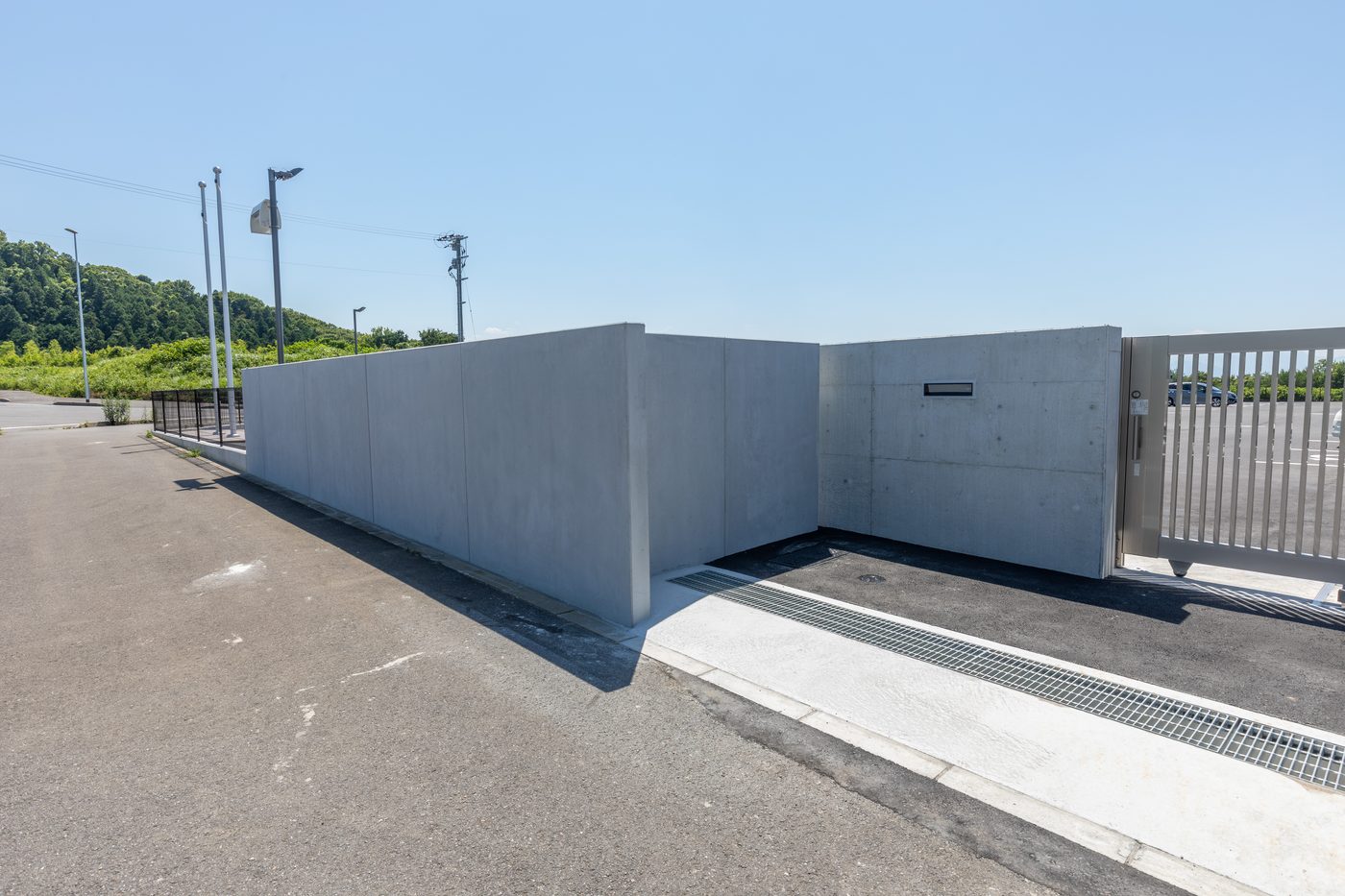 T型に構築　門扉前は現場打ち(新工場新設工事)