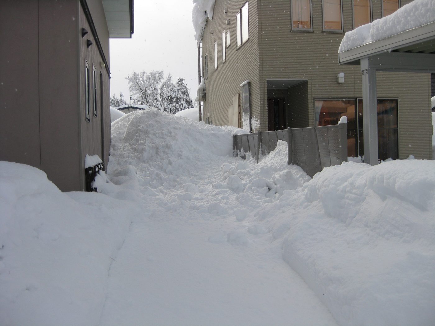 大雪で壊れたフェンス(秋田県T様邸防雪塀工事)