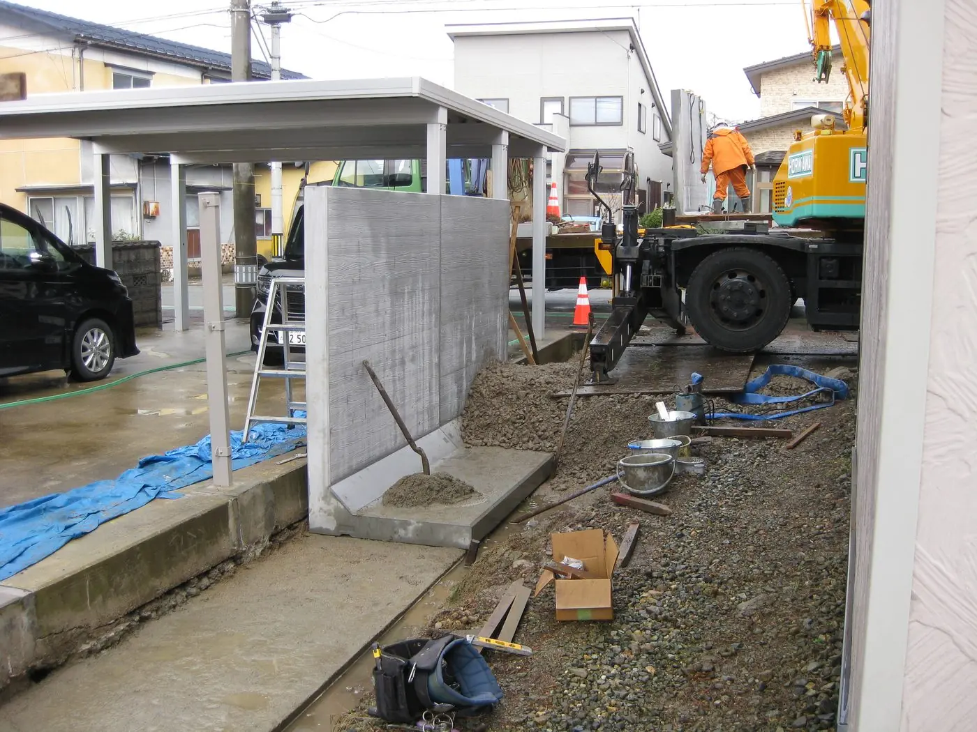 2000km運搬した塀のねっこを下ろす(秋田県T様邸防雪塀工事)