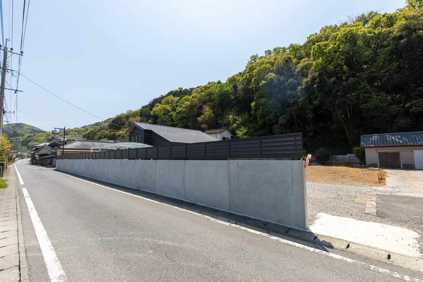 道路側から(個人邸塀のねっこ設置工事)