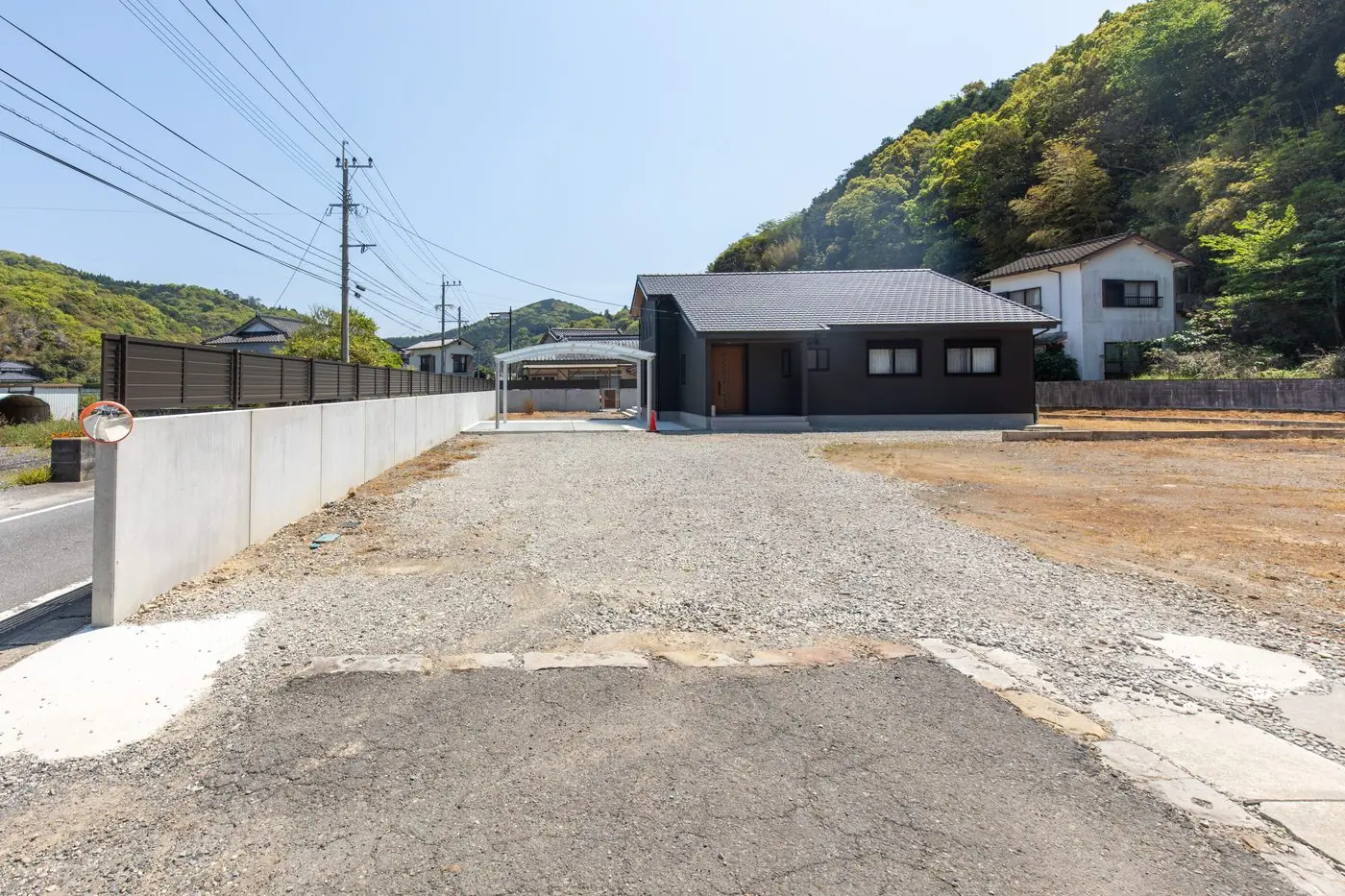 郊外の広々とした宅地を囲む(個人邸塀のねっこ設置工事)