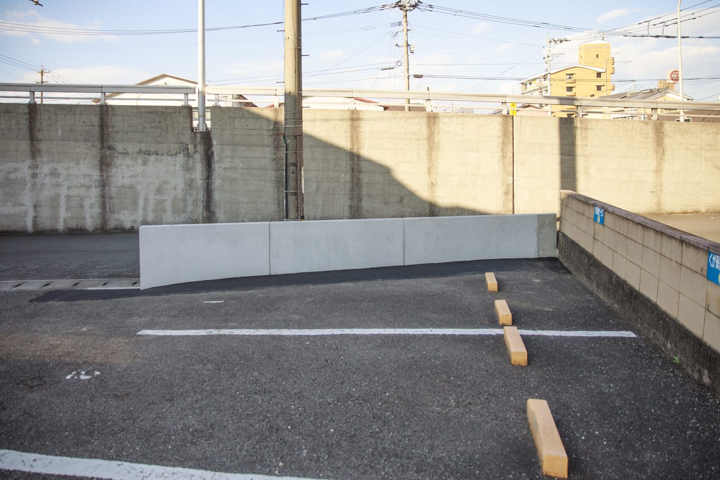 背面から表裏フラットな事がわかる(城東町アパートブロック塀改修工事)