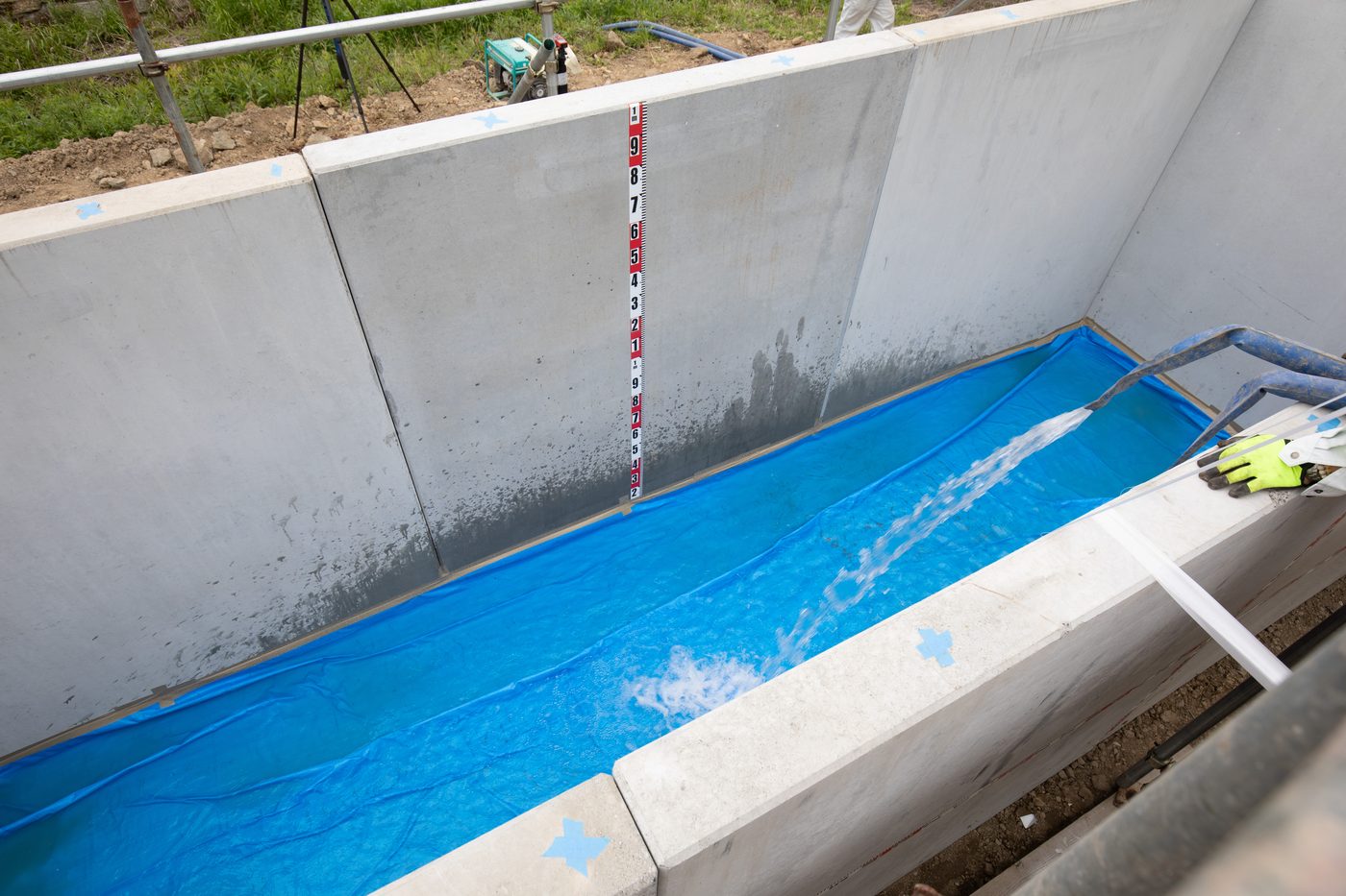 注水開始(2021年浸水防止塀実験 コンクレタス・三和コンクリート工業共同実験)