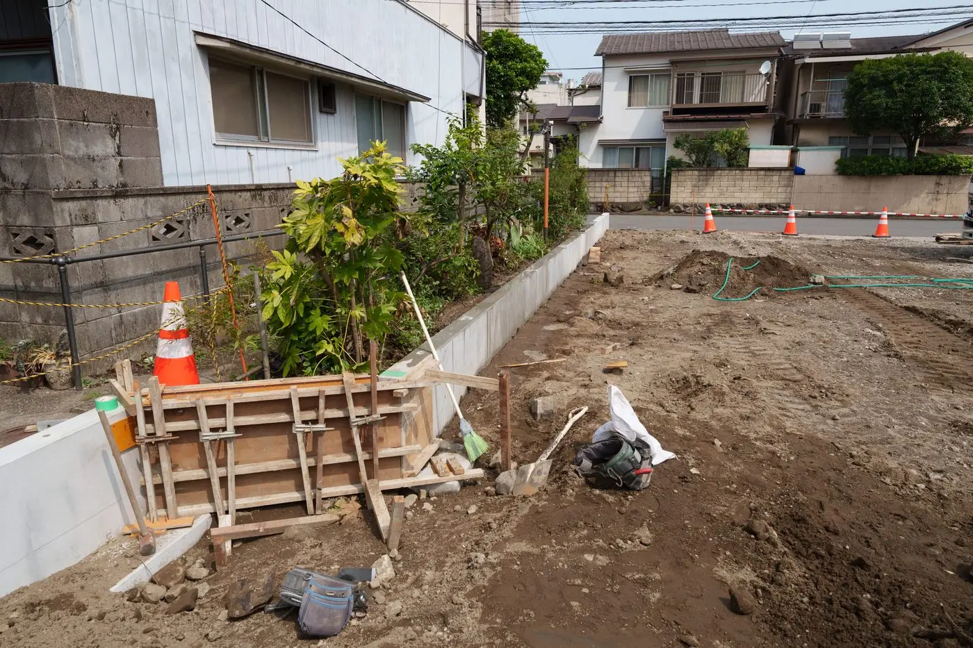 現場打ちにて斜め部を構築。長さ調整も行う。(ユーミーマンション外構工事)
