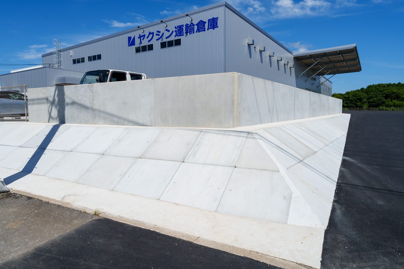 法面張りブロックは1mx1mのサイズ(ヤクシン運輸　倉庫新築工事)