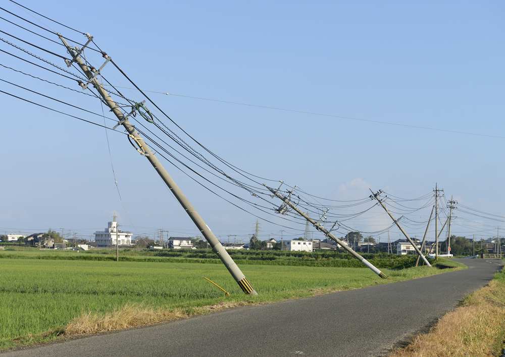 強風で傾いた電柱