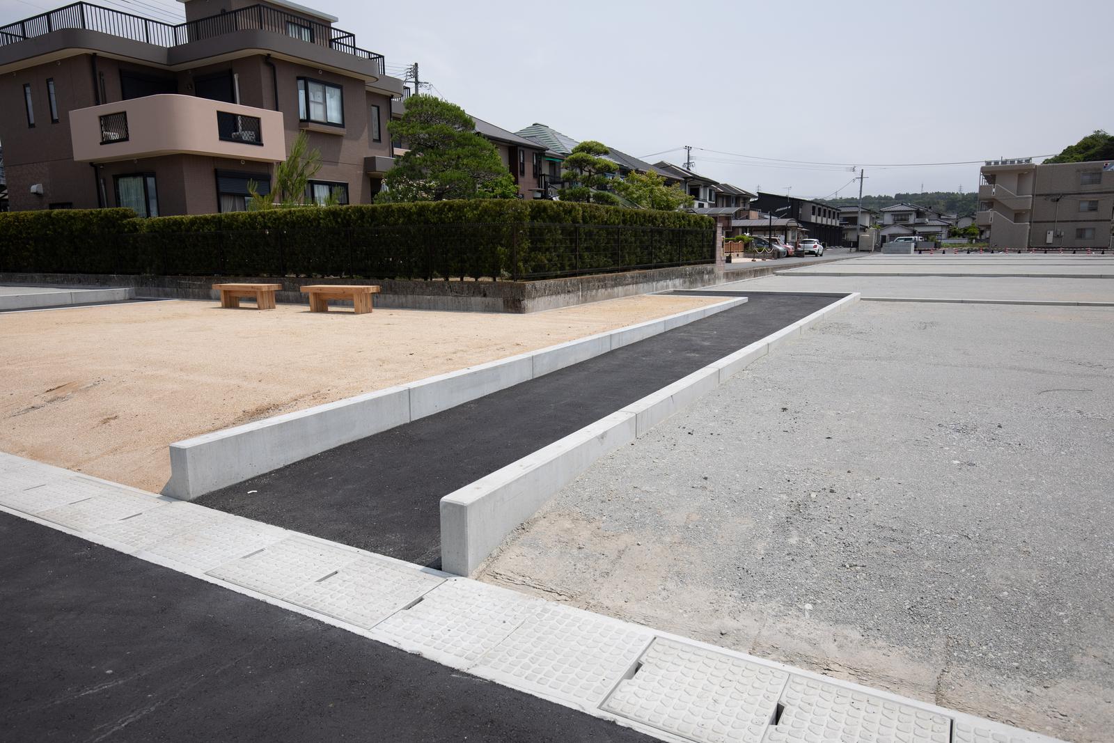 分譲地に一直線に敷設された土地分け丸の境界コンクリート