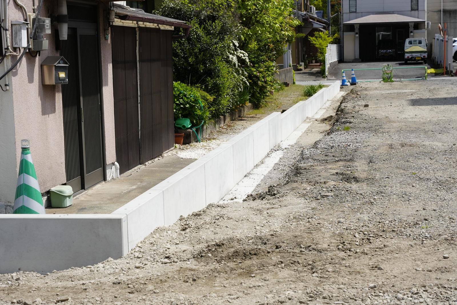 既存住宅との高低差に対応した土地分け丸(土留め)
