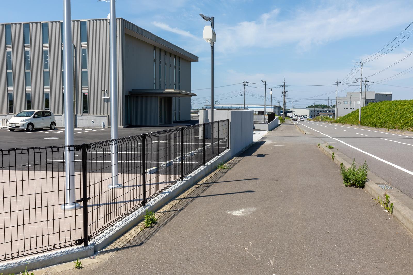 メッシュフェンスの基礎として使われた土地分け丸