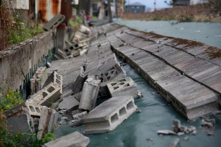 地震で倒れたブロック塀