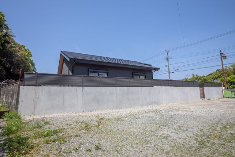 天草市の個人宅の塀のねっこ、隣地から。勝手口がわかる