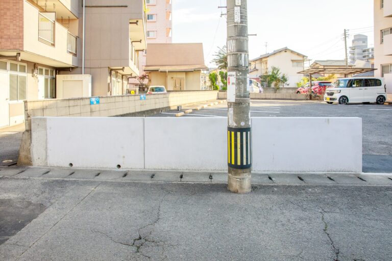 城東町アパートのブロック塀改修（大分市・豊國建設）、据え付けた塀のねっこ（前面）。左端の水抜き穴のある製品は擁壁仕様