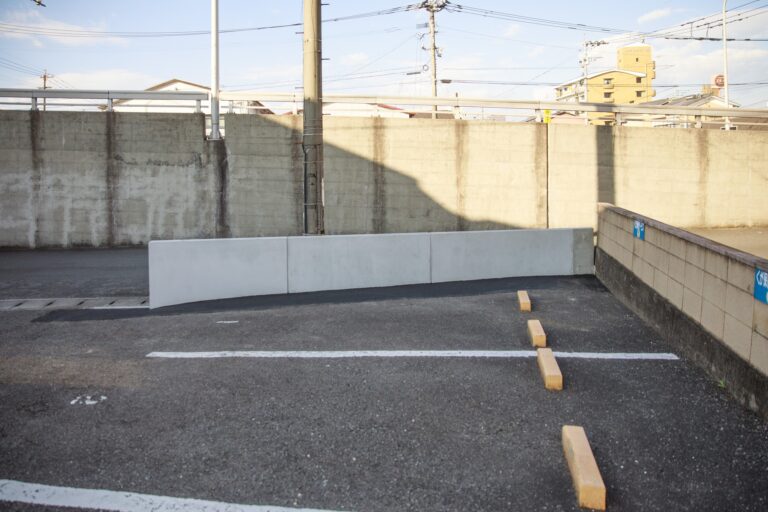 城東町アパートのブロック塀改修（大分市・豊國建設）の塀のねっこ、背面から。表も裏もフラット