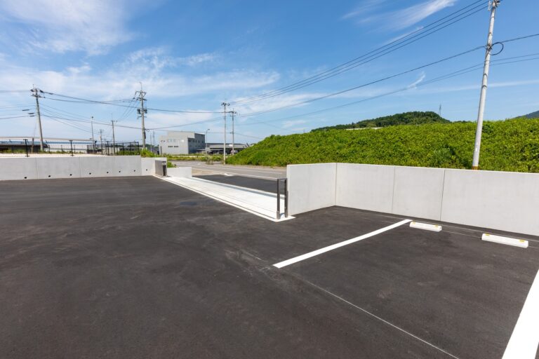 河野電気 新工場（大分市）の塀のねっこ、敷地内側から直角コーナー