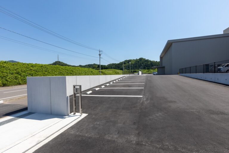 河野電気 新工場（大分市）の塀のねっこ、敷地内側から