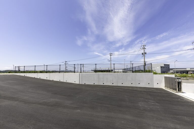 河野電気 新工場（大分市）の塀のねっこ、ゆるく曲がる角に合わせた擁壁