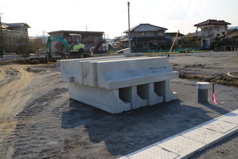 松岡ガーデン 宅地造成（日田市）、仮置きされる塀のねっこ