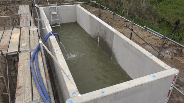 浸水・水密実験（天草市）、水をためて注水を続ける